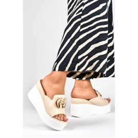 Elegantne bež ženske papuče na wedge 1