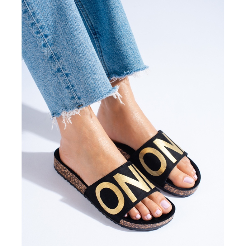 Crne japanke sa zlatnim slovima na Shelovet kapi crno 1