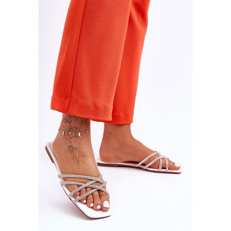 PG1 Ženske sandale s prugama i bijelim kamenčićima Leomi bijela 2