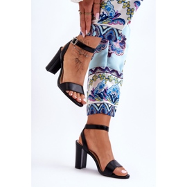 Klasične ženske sandale na petu crne boje crno 2