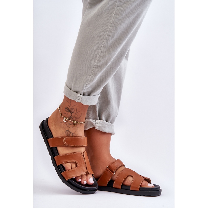 FJ1 Kožne klasične ženske papuče na čičak smeđe boje Amedon smeđa 1