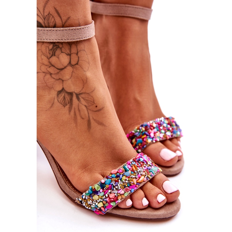 Moderne sandale na visoku petu s ukrasnim kamenčićima bež boje Love Me 1