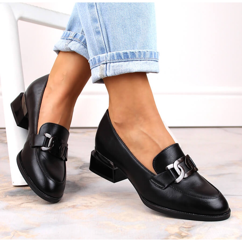 Ravne cipele s lancem crne Vinceza 58162 crna 1