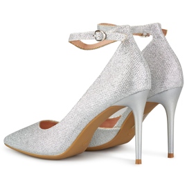 Sjajne srebrne igle pričvršćene na gležnju srebro 1