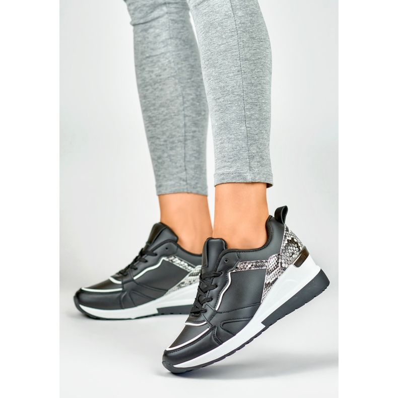 Ženske crne cipele na vezanje s niskim klinom crno 2