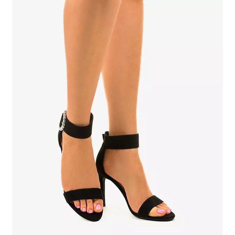 Crne sandale na štikli od eko-antilopa 91761-3 crno 2