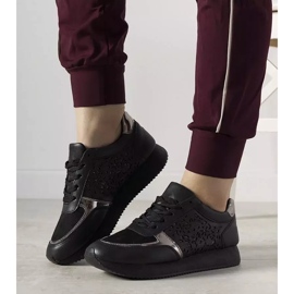 Crne sportske tenisice s ažurnim festivalskim uzorkom crna 1