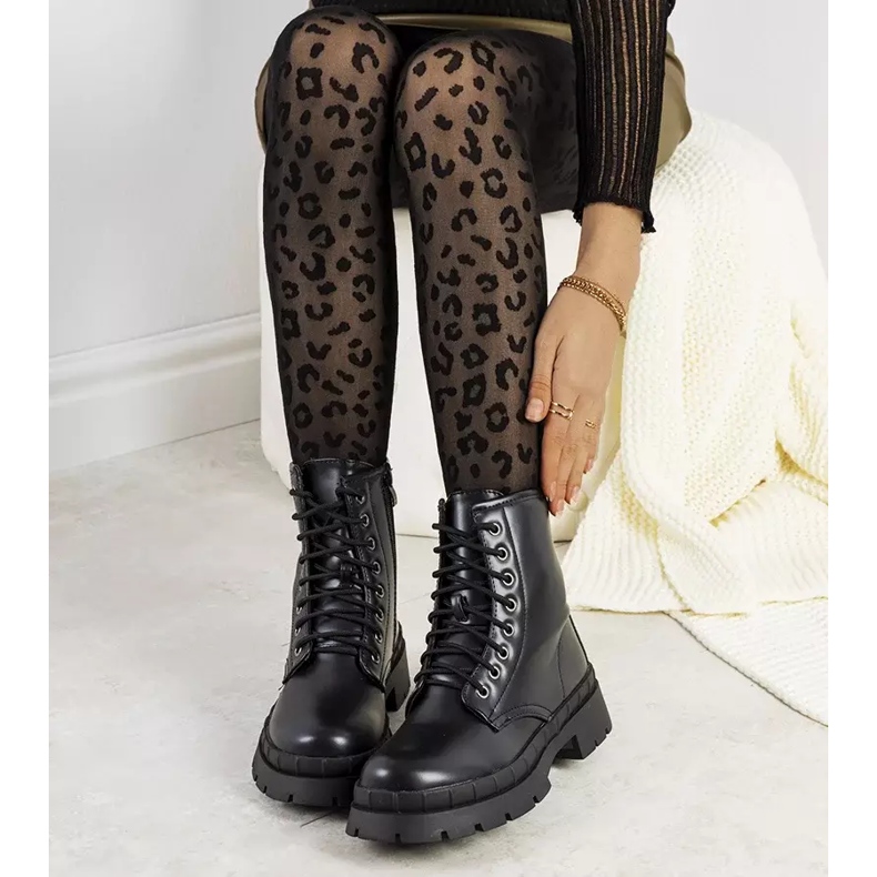 BM Crne ženske traperice iz Vistale crna 1