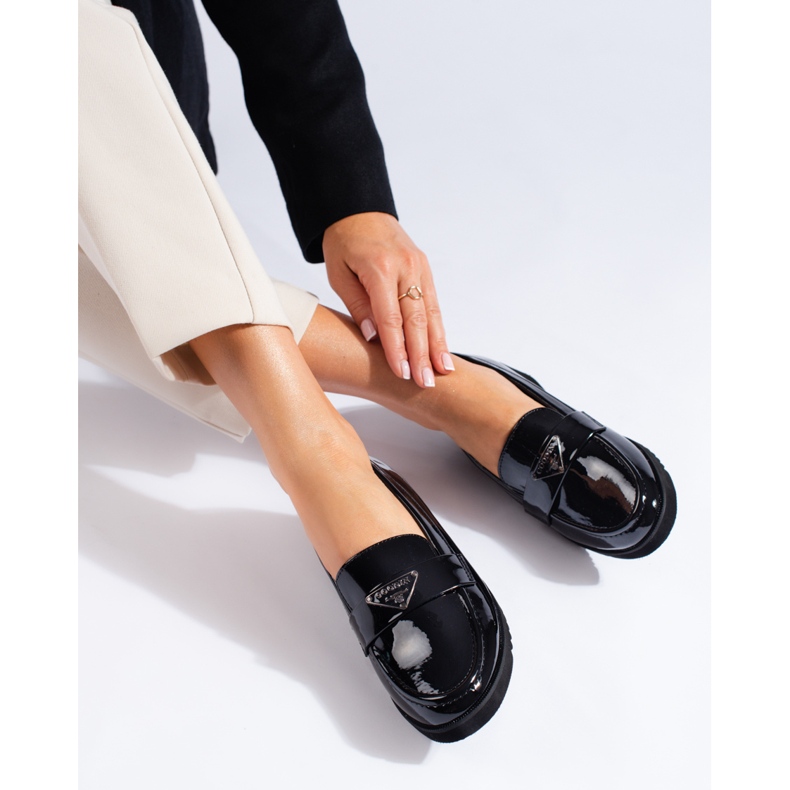 Lakirane crne niske cipele na wedges brenda Shelovet crno 1