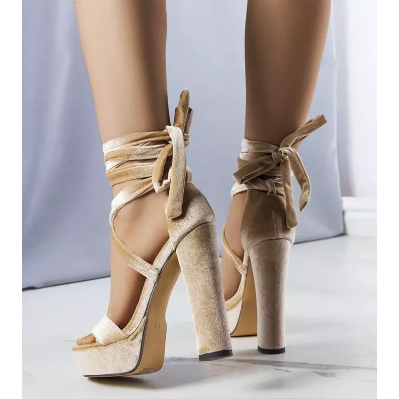 PA1 Bež visoke sandale na vezanje marke Dax 1