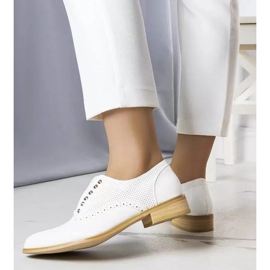 BM Bijele otvorene cipele s nitnama od Erin bijela 2