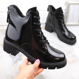 Ženske lakirane čizme s petom i platformom, izolirane crne Vinceza 16438 crna 1