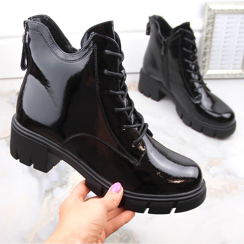 Ženske lakirane čizme s petom i platformom, izolirane crne Vinceza 16438 crna 1