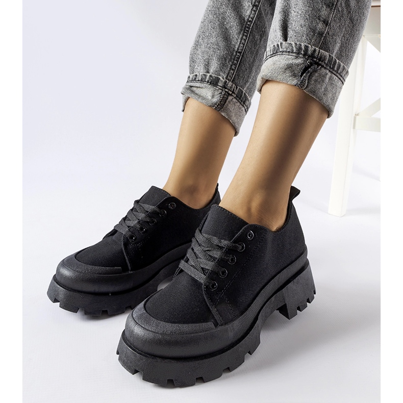 Crne cipele s masivnim špic đonom crno 1