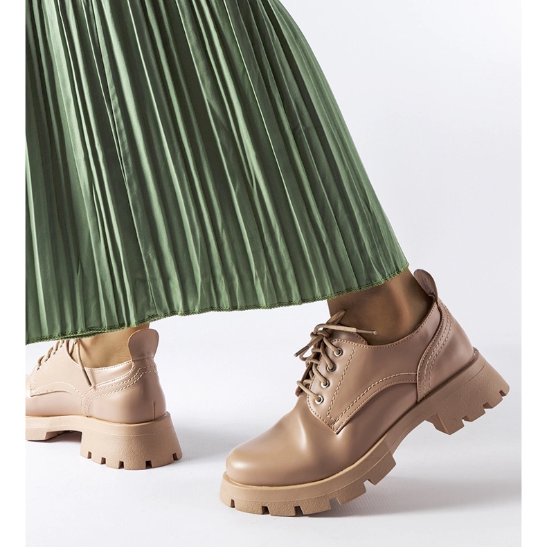 Bež cipele s mat Charleston završetkom 1