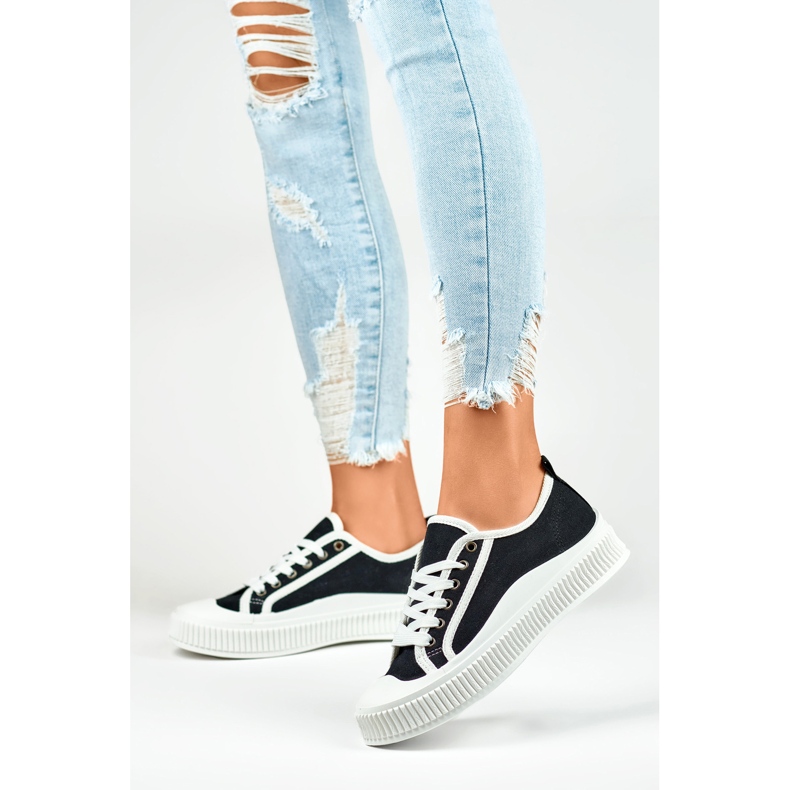 Crne ženske tenisice s bijelim đonom crno 2