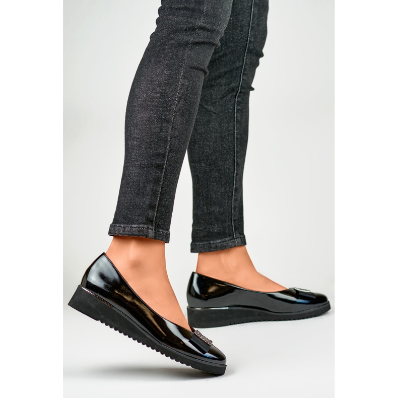 Crne lakirane salonke s niskim klinom crno 1