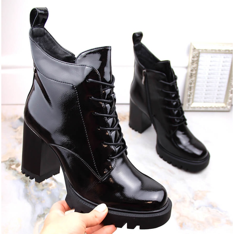 Ženske lakirane izolirane gležnjače, crne, S.Barski crna 1