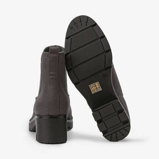 Sive čizme na jesenskom postu siva 2