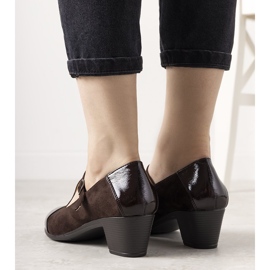 Smeđe pumpe na stupu s lakiranim desertnim prstom smeđa 1