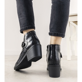 Crne gležnjače s kopčom Montiana crna 1