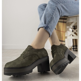 Zelene, nisko izrezane gležnjače na Cecinom stupu zelena 1