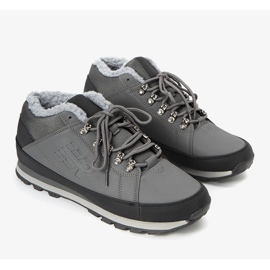 Siva izolirana muška sportska obuća Grifar 1