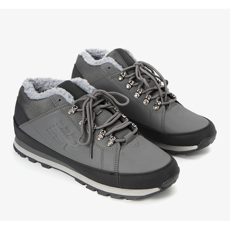 Siva izolirana muška sportska obuća Grifar 1