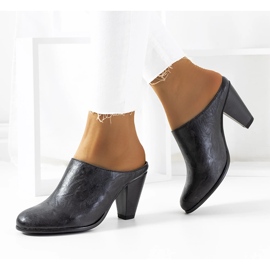 Crne papuče na postaji Plotkina crno 1