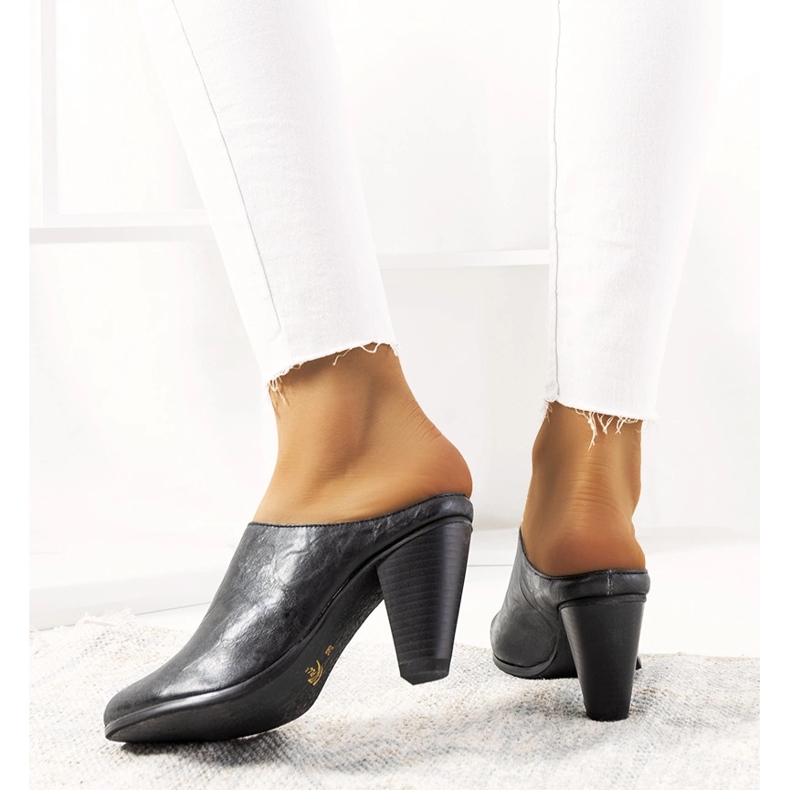 Crne papuče na postaji Plotkina crna 2