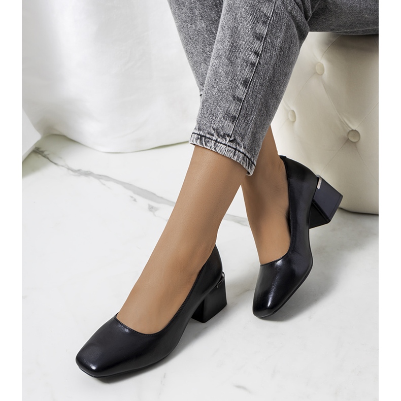 Crne pumpice na stupu Hanae crna 1