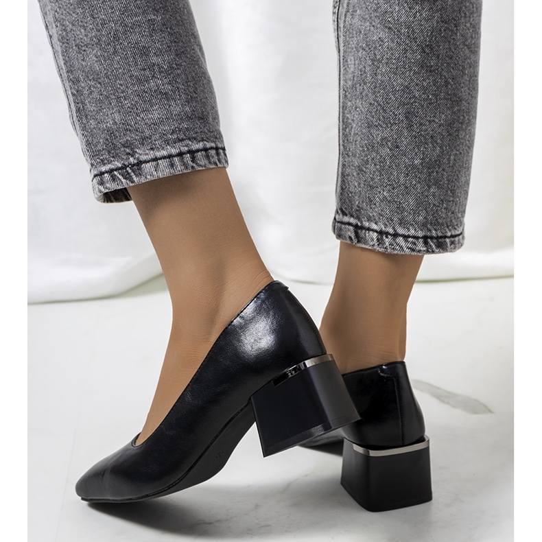 Crne pumpice na stupu Hanae crna 2