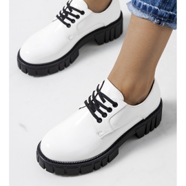 Bijele lakirane cipele od Eileen bijela 1