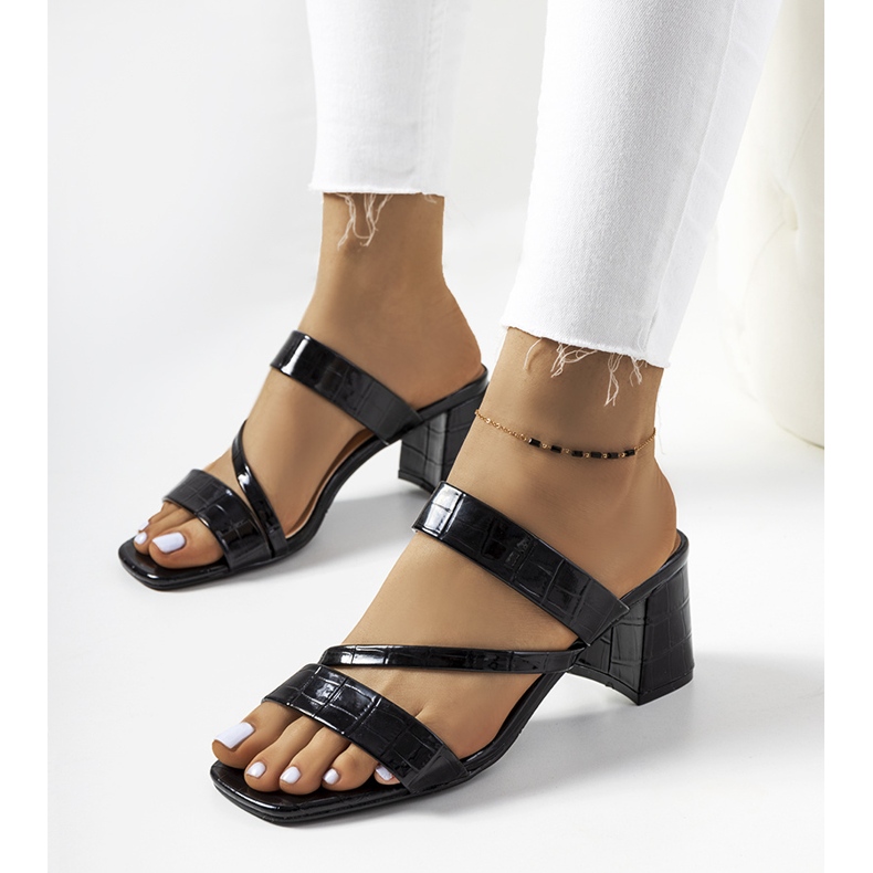 Crne lakirane papuče na stupu Gare crna 1