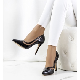 Crne lakirane štikle iz Confortija crno 1