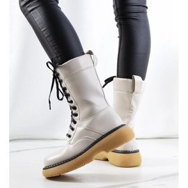 Bež čizme iz Redela 1