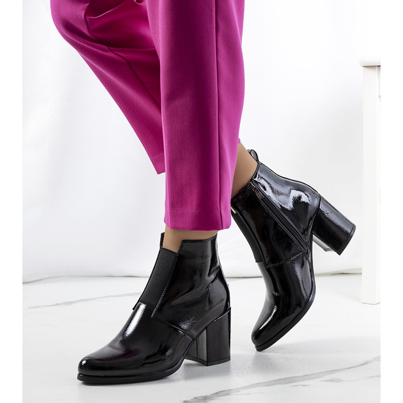 Crna lakirana koža iz Norwicha 1