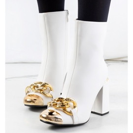 Bijele čizme na stupu Engi bijela 1