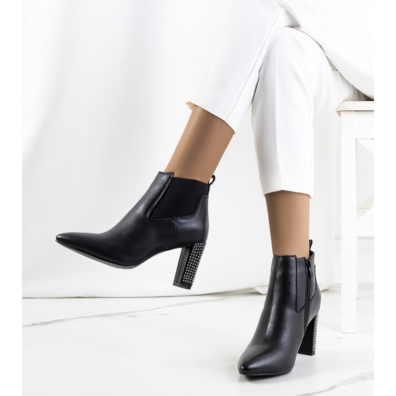 BM Crne gležnjače na stupu Rochdale crno 1