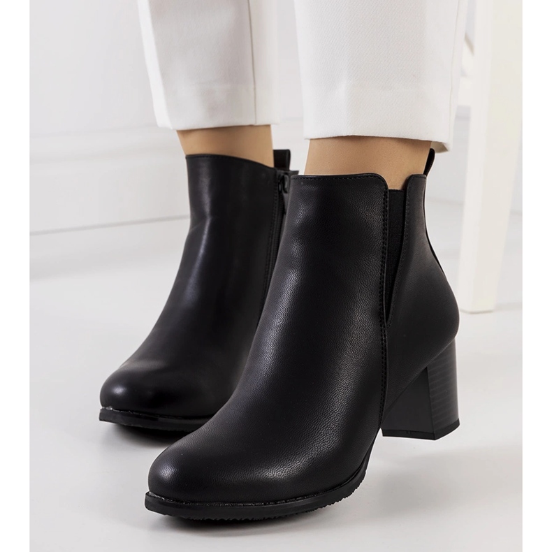 Crne čizme na prosjačkom stupu crna 1