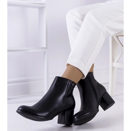 Crne čizme na stupu od eko kože Durnatel crna 1