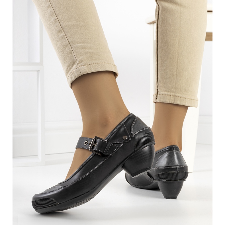 Crne salonke koje se kopčaju remenom Via crno 1