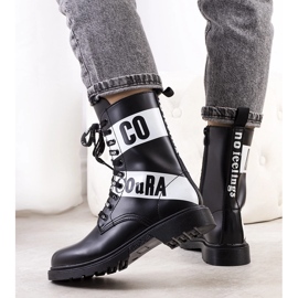 Crni traperi ukrašeni Mota natpisima crno 1