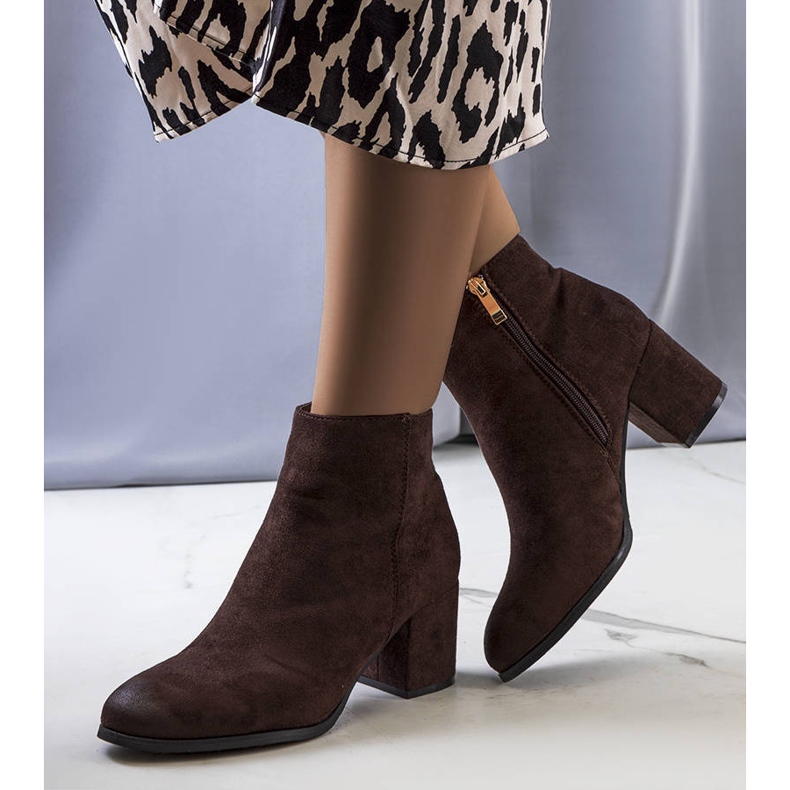 BM Smeđe gležnjače na stupu Silas smeđa 1