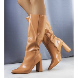 Bež čizme na stupu Adair 1