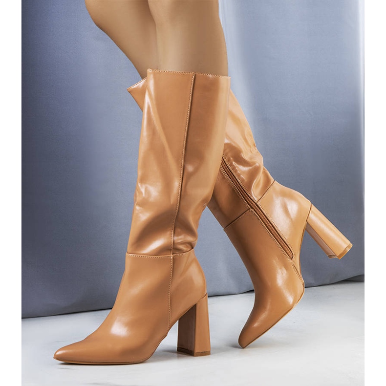 Bež čizme na stupu Adair 1