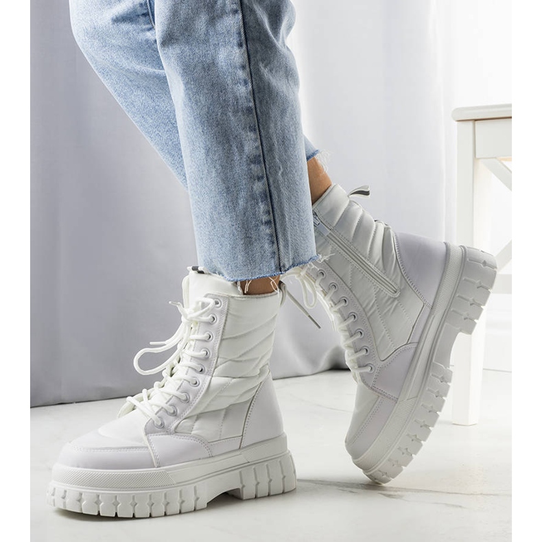 BM Bijele izolirane čizme za snijeg od Arinne bijela 1