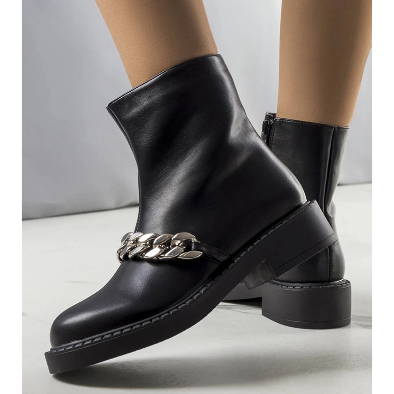 Crne izolirane čizme iz Lariona crna 1