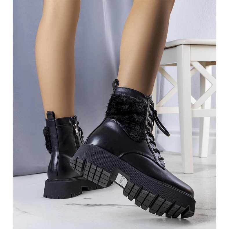 Crne izolirane čizme s krznom iz Dixie crno 1