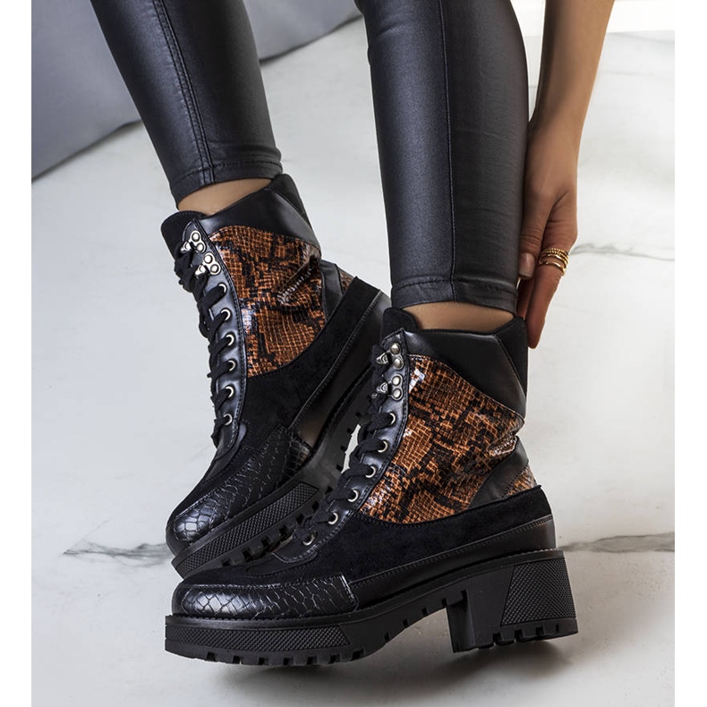 Crne izolirane čizme ukrašene Fox umetcima crno 1